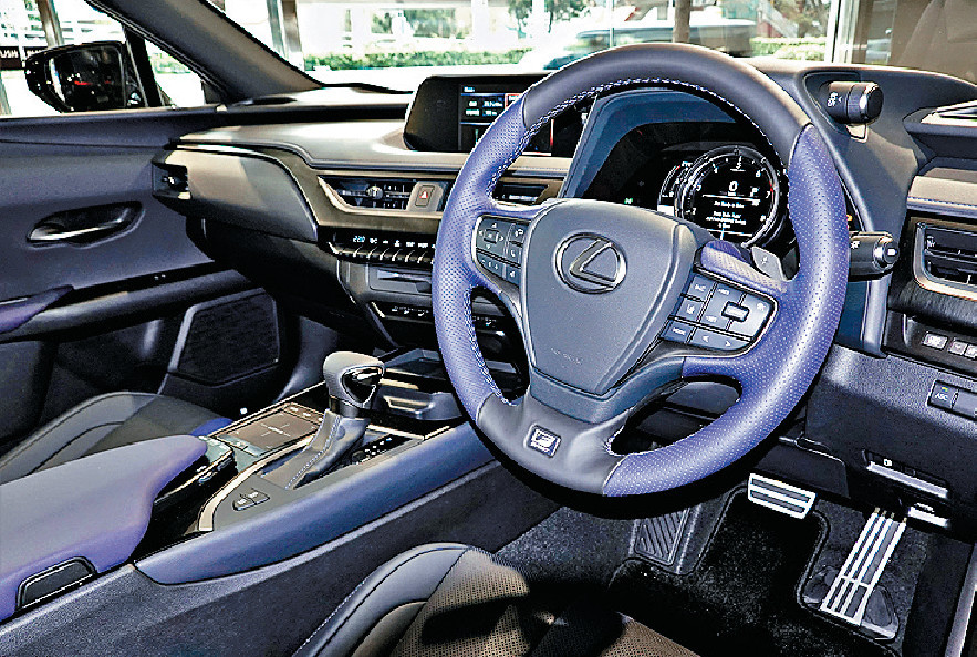 ■軚盤改用藍黑雙色真皮包裹。 ■軚盤改用藍黑雙色真皮包裹。