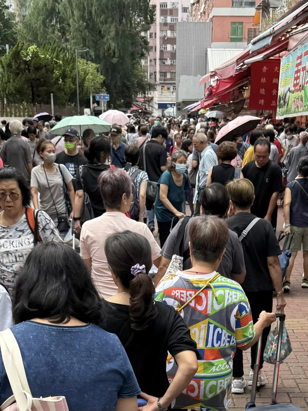 人頭湧湧,場面墟冚。 人頭湧湧,場面墟冚。