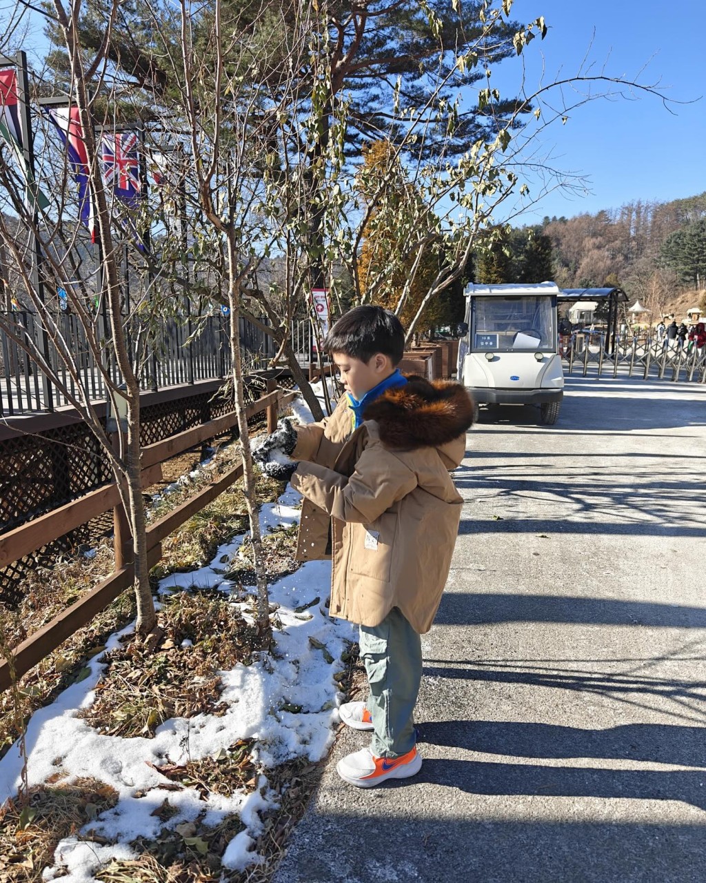 翁嘉穗今日（28日）在IG分享帶細仔去韓國玩的照片。