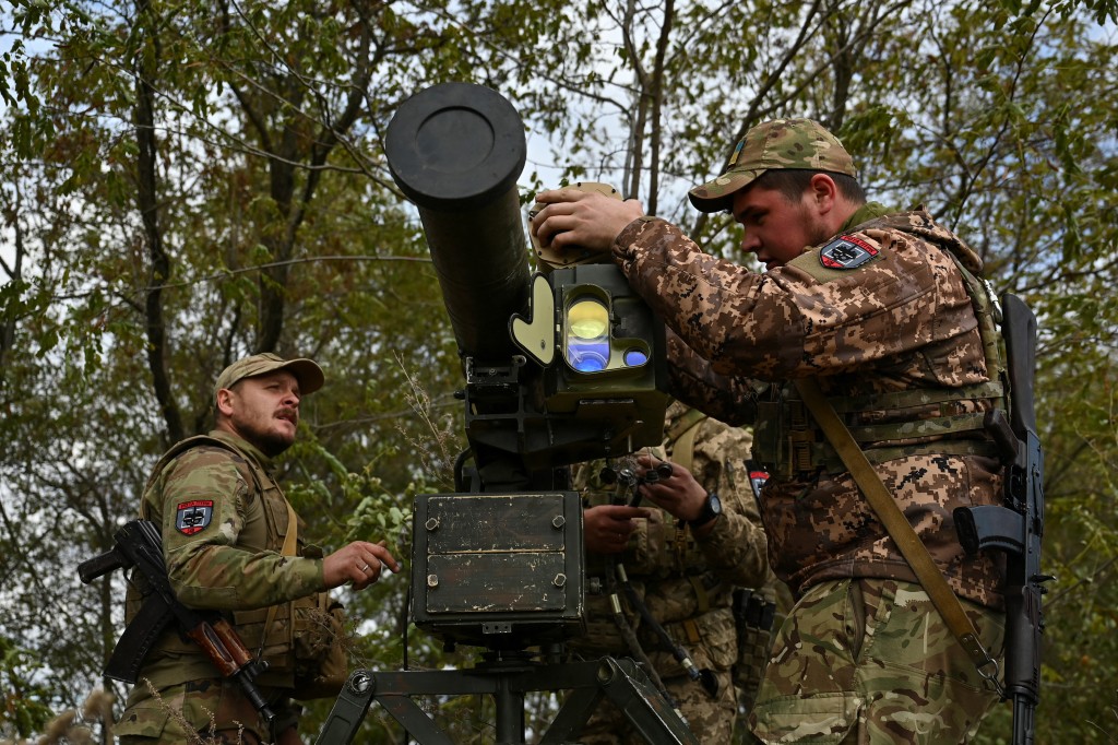 乌军在扎波罗热前线部署反坦克火箭发射器。路透社