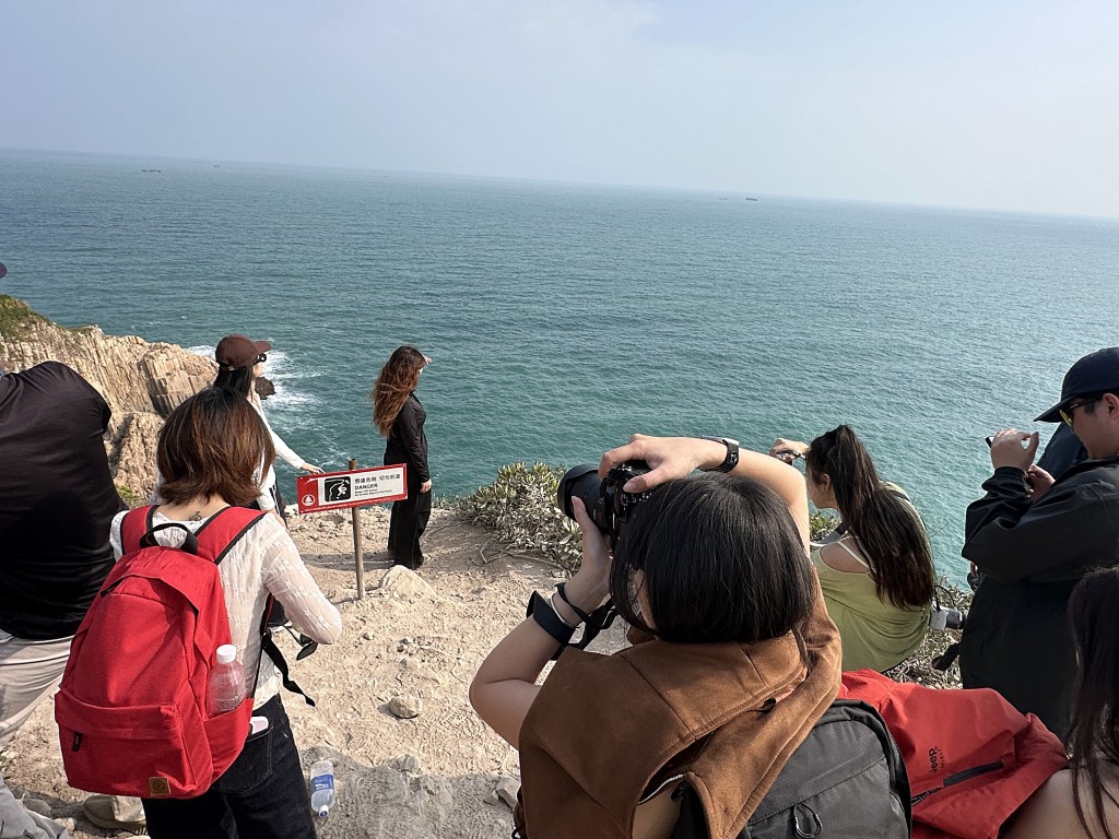 不少遊人在觀景台拍照。劉漢權攝 不少遊人在觀景台拍照。劉漢權攝