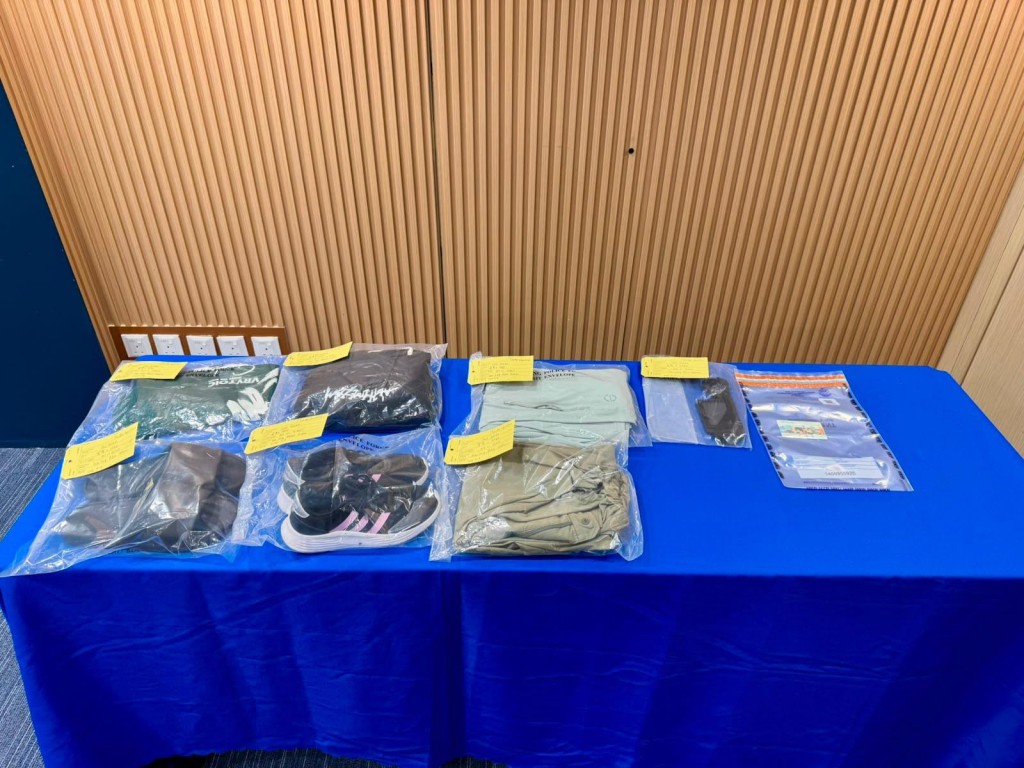 警方展示證物。 警方展示證物。