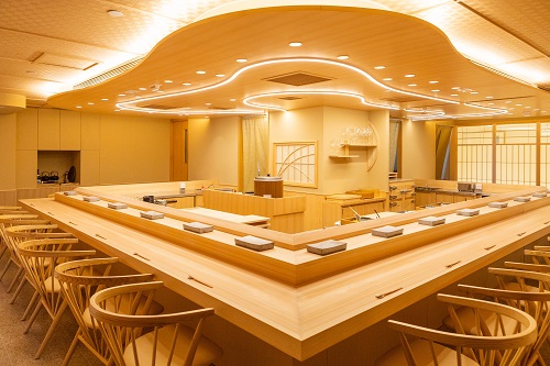 餐廳設計高雅，壽司吧枱以日本和歌山吉野檜木製成，相當講究。