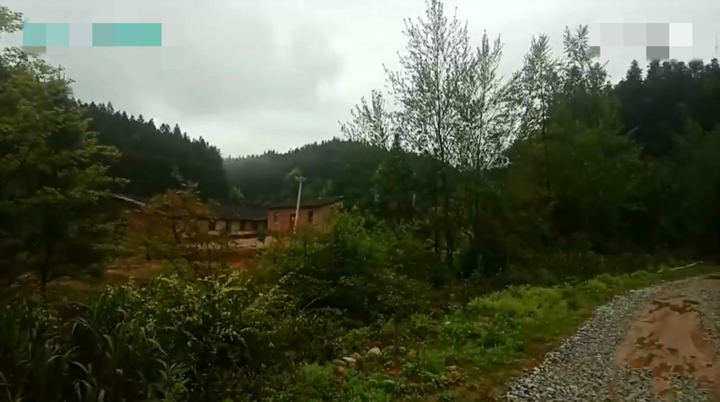工廠三面環山,只有一條進出的崎嶇小道。 影片截圖