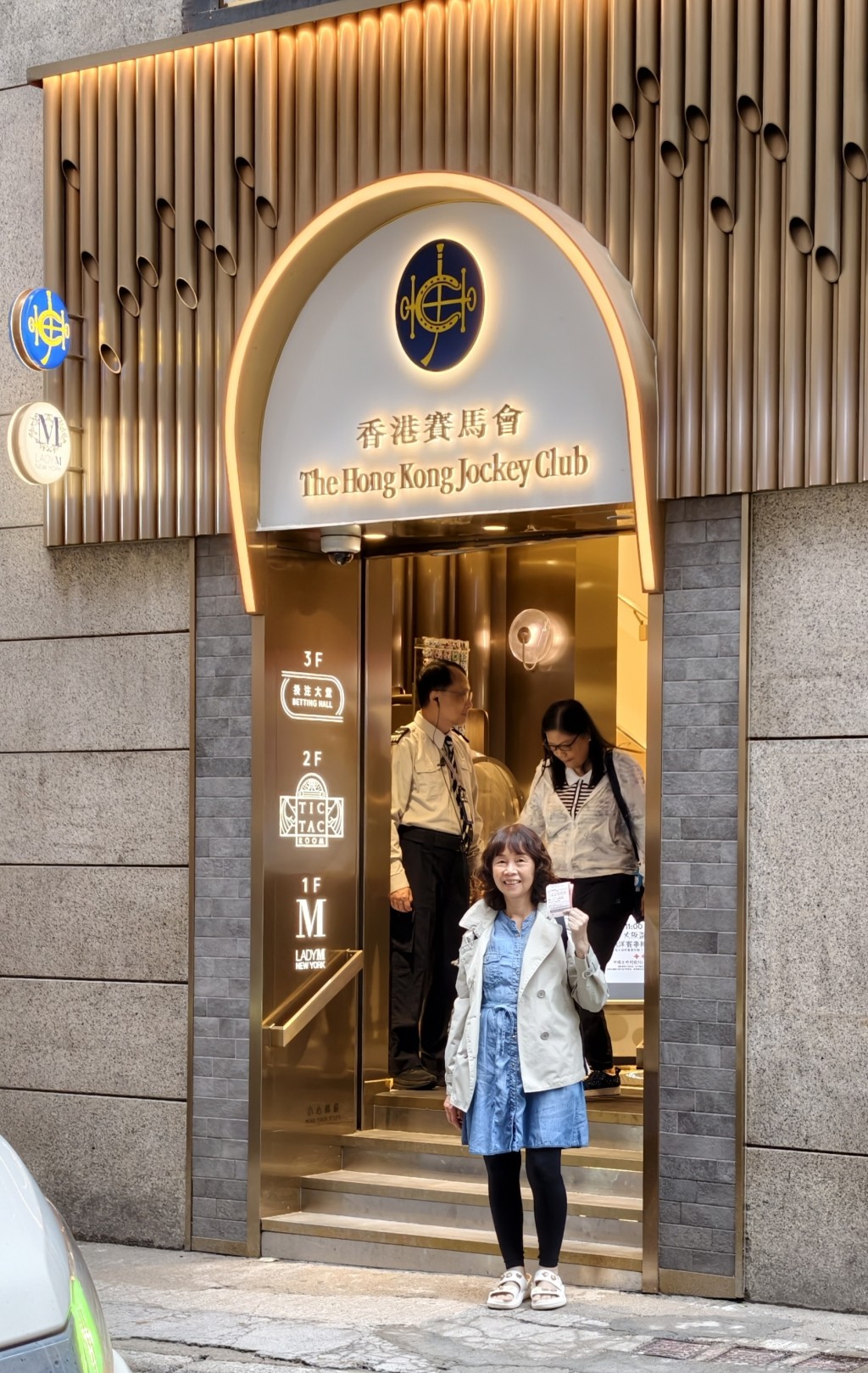 有市民專程到中環士丹利街投注站買六合彩。黃文威攝 有市民專程到中環士丹利街投注站買六合彩。黃文威攝