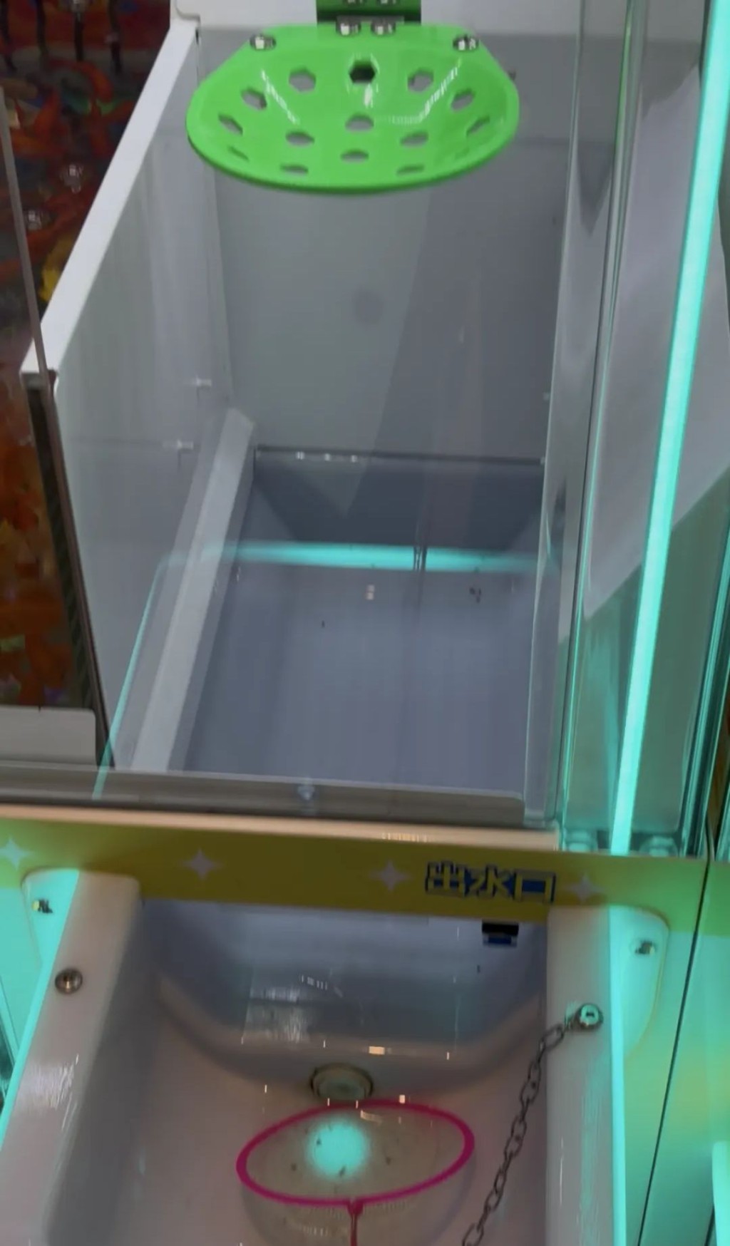 玩家可投幣試從金魚箱撈金魚。 玩家可投幣試從金魚箱撈金魚。
