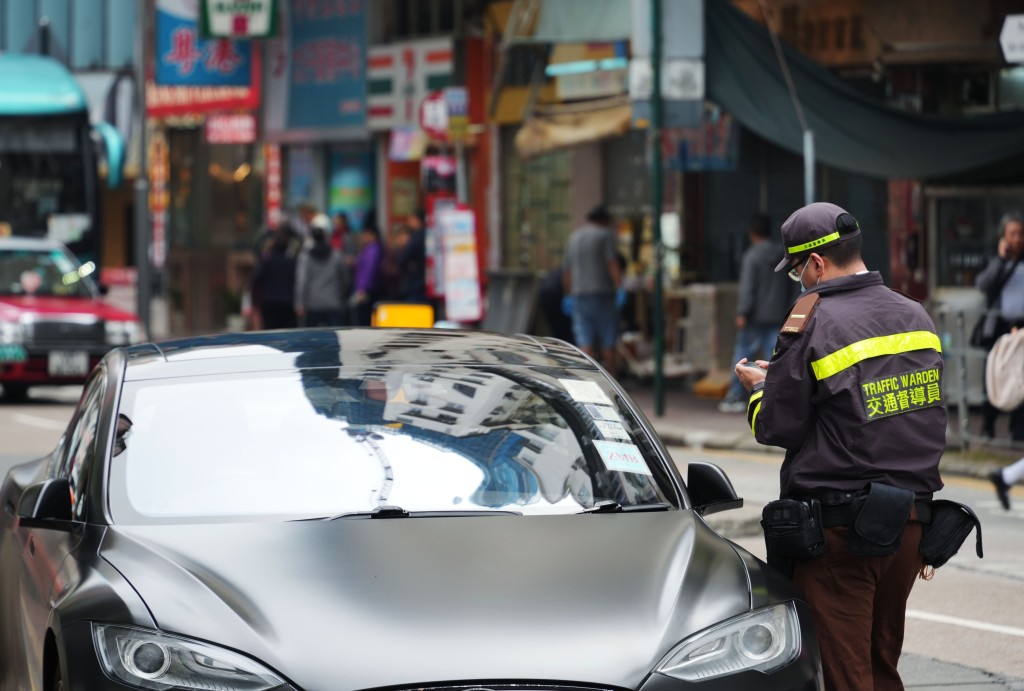 政府將檢討違例泊車等交通罰款。資料圖片