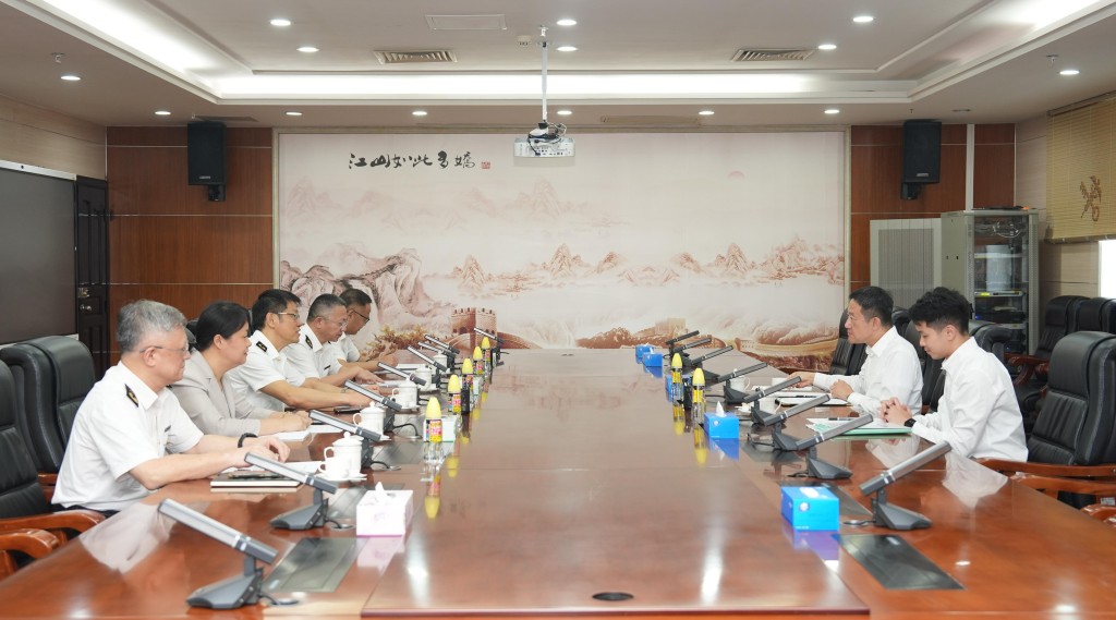 香港海關關長陳子達(右二)到訪海口海關,與海口海關關長劉楊武(左三)會面。 香港海關關長陳子達(右二)到訪海口海關,與海口海關關長劉楊武(左三)會面。