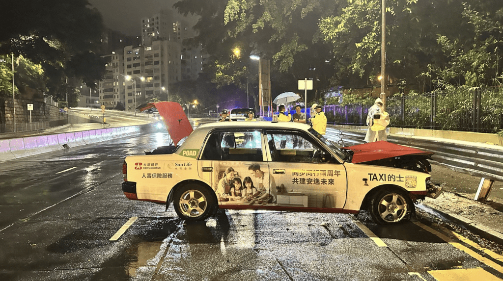 的士撞向左邊欄桿後，打橫停在三條行車線中的左邊行車線。蔡楚輝攝