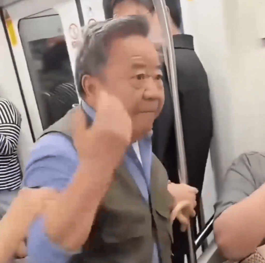 老翁情緒激動。 老翁情緒激動。