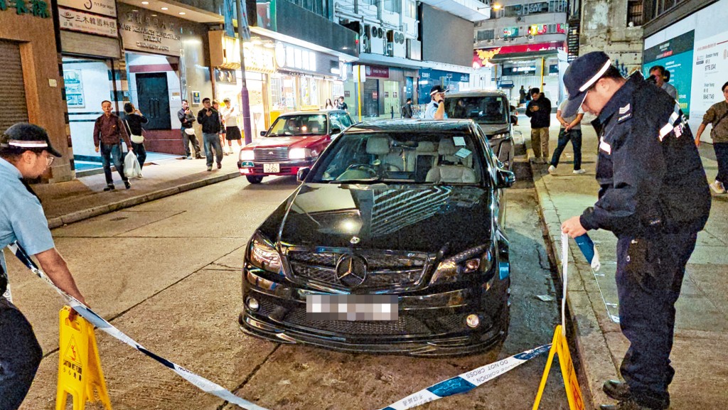 警方封鎖現場調查涉案車輛。