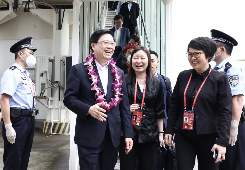 李家超于29日抵达海口，并获海南省省委统战部常务副部长康拜英到机场迎接。李家超FB图片