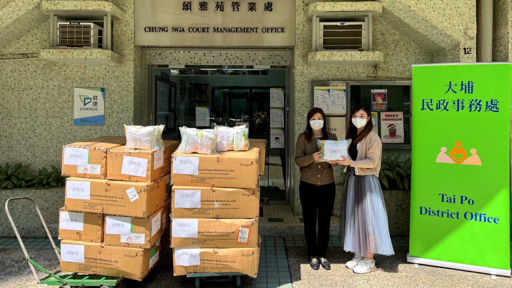 政府今日繼續於各區派發快測包。政府新聞處圖片