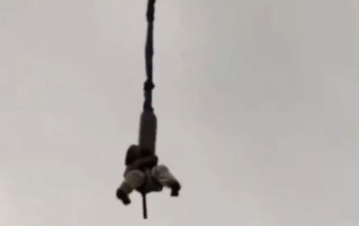 广州融创乐园有游客玩笨猪跳时，回收设备有钢丝断裂，在半空吊吊揈十分钟才获救。