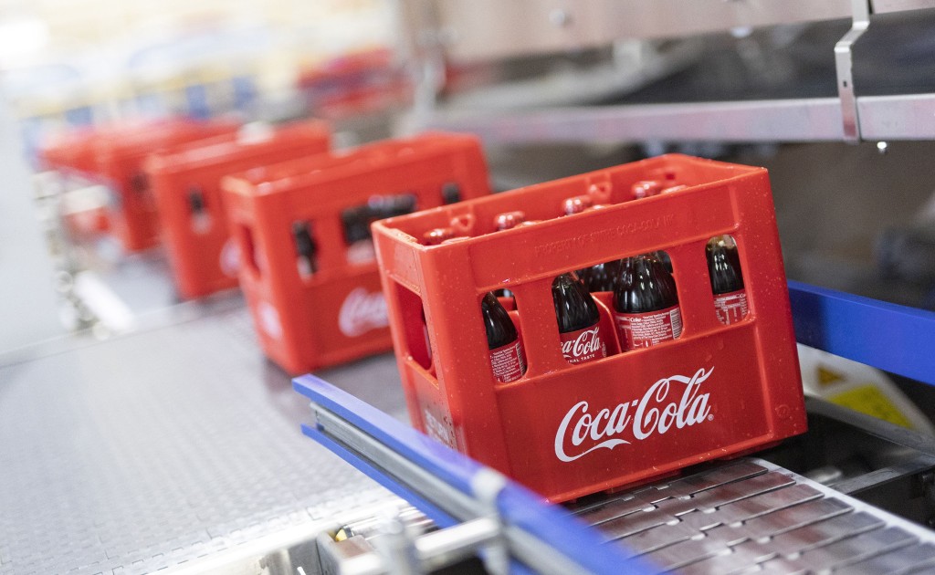 新瓶更輕身，方便回收到沙田裝瓶廠內清洗、消毒，再次入樽。