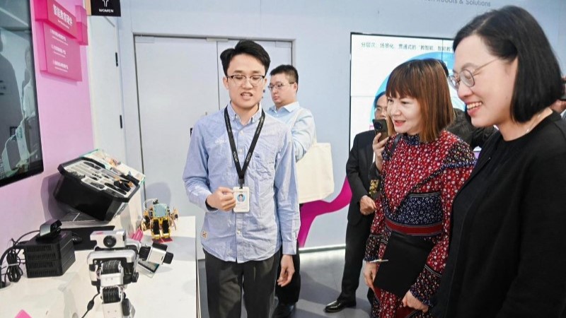 粵港澳大灣區發展專員訪問深圳 考察人形機器人發展|Kelly Online