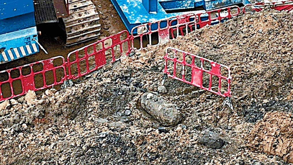 鰂魚涌濱海街地盤掘出一枚戰時炸彈，與2018年沙中線工程發現的炸彈型號相同。