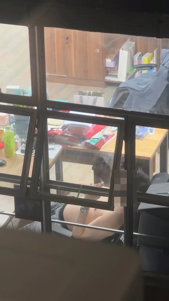 一名赤裸上身的男子在單位內吸煙。Threads@adamccf片段截圖