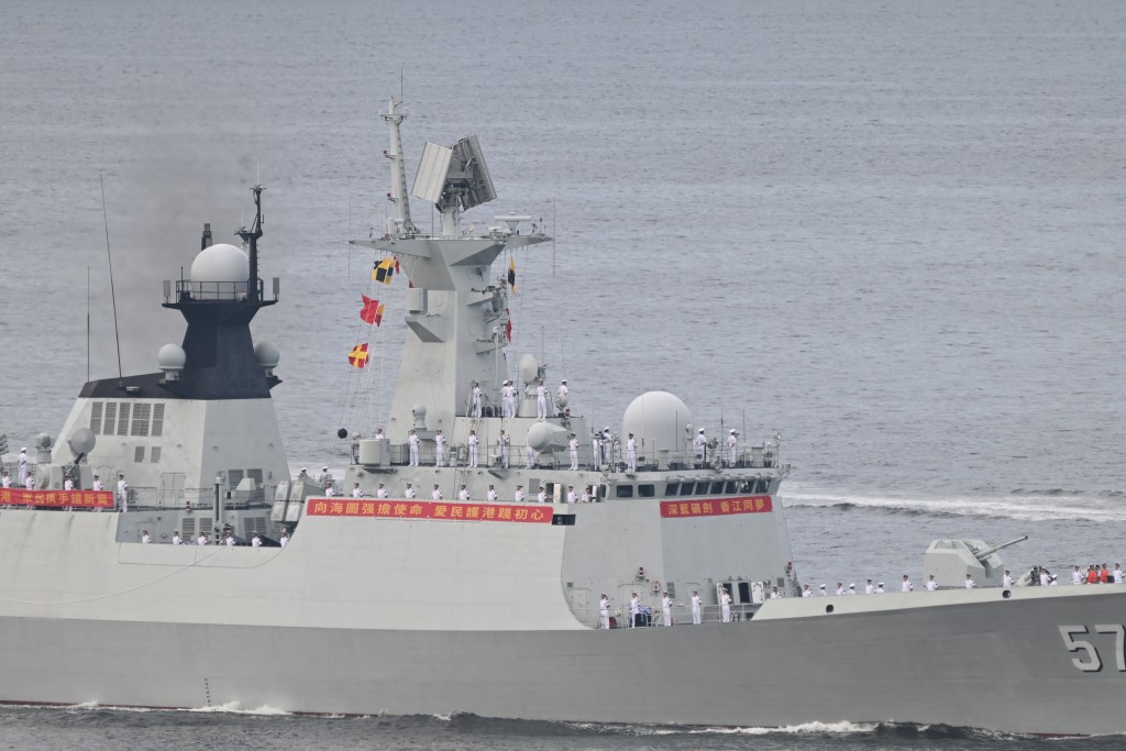 山東艦航母編隊訪港 - 域多利道情況。