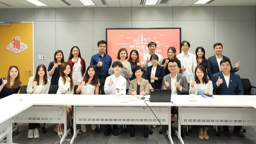 何永賢分享簡約公屋政策理念，幫助港大學生進行研究。何永賢FB圖片