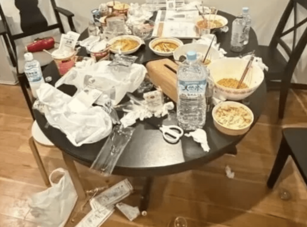 涉事民宿員工於上周五（23日）在社交平台Threads發文，公開多張退房後拍攝的照片。畫面所見，房內地板與桌面堆滿外賣餐盒、未清理的即食麵碗、用過的紙巾及毛巾，垃圾四散。