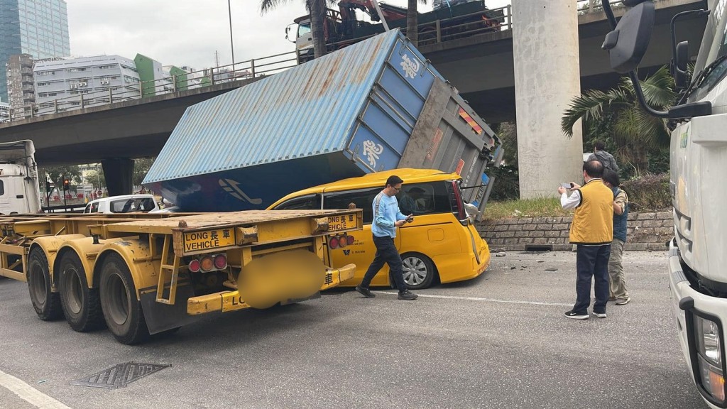 工程车被压至变形。fb香港突发事故报料区图片