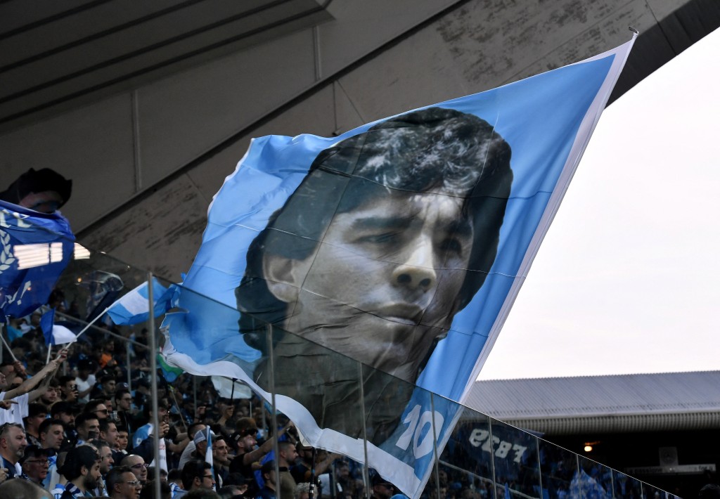 不少球迷揮動印有馬勒當拿風姿的旗幟慶祝，可見阿廷根英雄在拿不勒斯的地位。Reuters