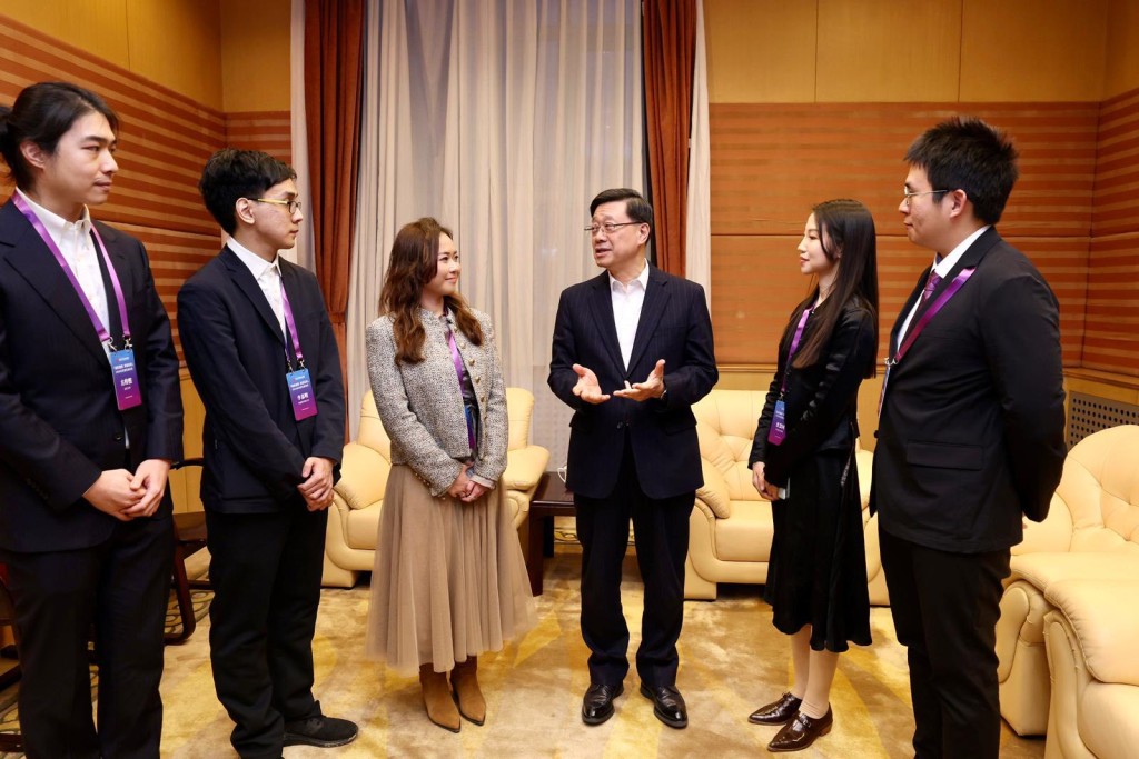 座談會結束後,李家超與數位在京港生深入交流,有北京大學化學專業博士生就抑鬱症發生和治療已發表過多篇論文;亦有清華大學機械工程專業博士生深入研究植物細胞打印,科研項目獲國家支持。 座談會結束後,李家超與數位在京港生深入交流,有北京大學化學專業博士生就抑鬱症發生和治療已發表過多篇論文;亦有清華大學機械工程專業博士生深入研究植物細胞打印,科研項目獲國家支持。