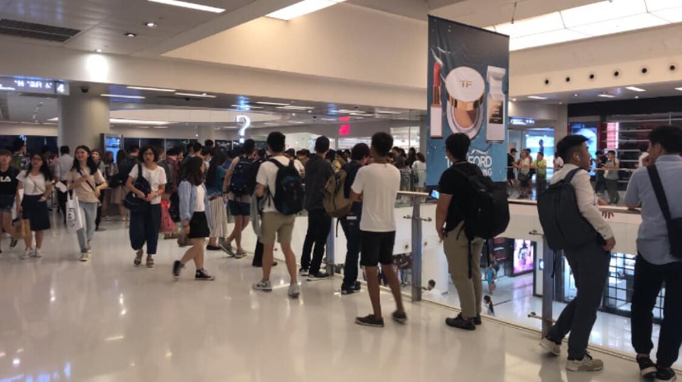 新城市廣場有市民排隊。小心駕駛(討論別人駕駛態度)Mike Li圖片