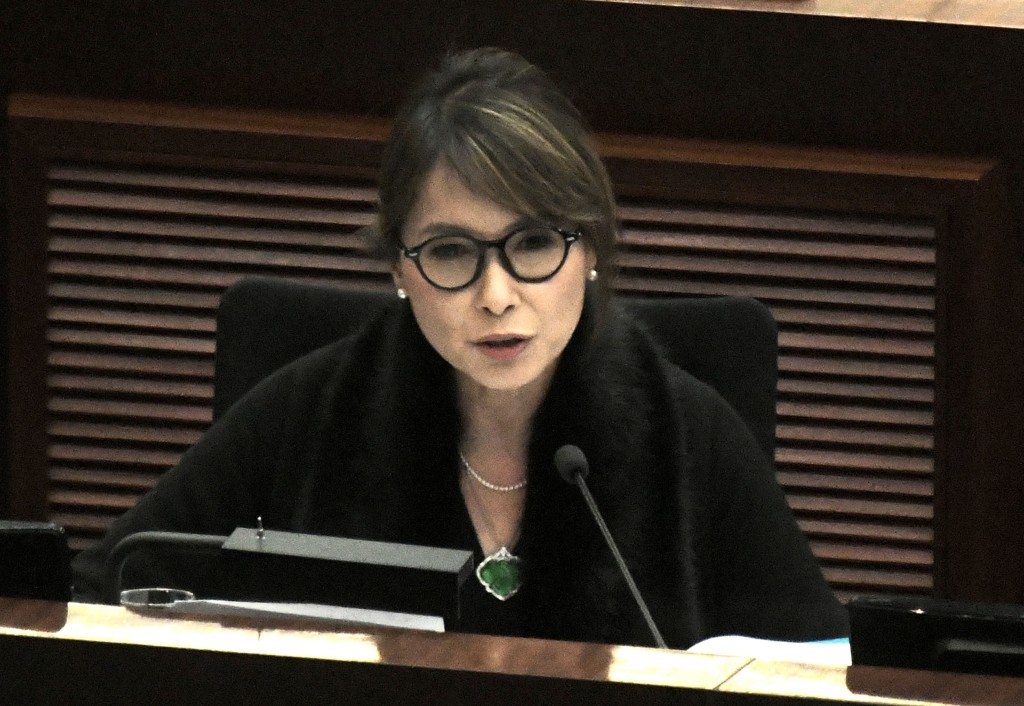 選委界江玉歡則詢問如何決定丙類租戶申請的優次,以及增加新類別的行政費用開支為何。 選委界江玉歡則詢問如何決定丙類租戶申請的優次,以及增加新類別的行政費用開支為何。