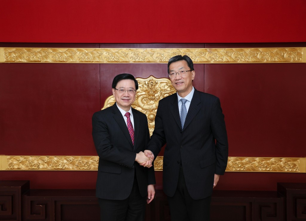 行政长官李家超（左）今日上午在北京与国家教育部部长怀进鹏（右）会面。政府新闻处