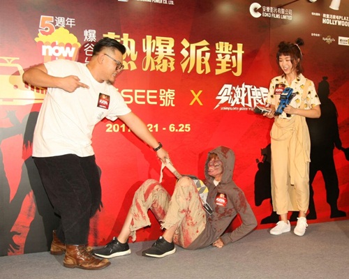 白只話在台上跟顏卓靈工作而已。