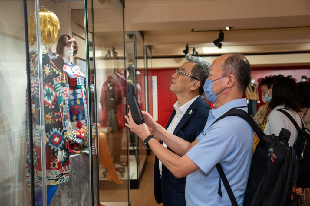 蘇媛 –《香江織造》回顧香港紡織歲月｜上世紀香港經濟騰飛的年代，紡織業與電子、玩具均是重要的社會經濟支柱，養活了好幾代人。（圖：一新美術館）