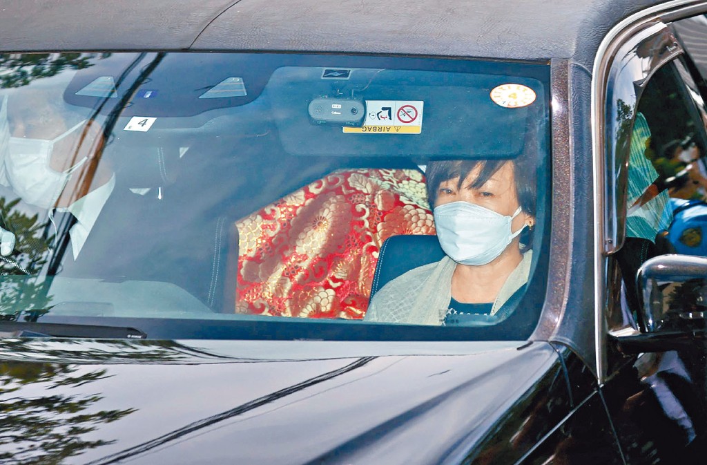 安倍的遺孀安倍昭惠，昨天隨運載丈夫遺體的靈車返回東京寓所。
