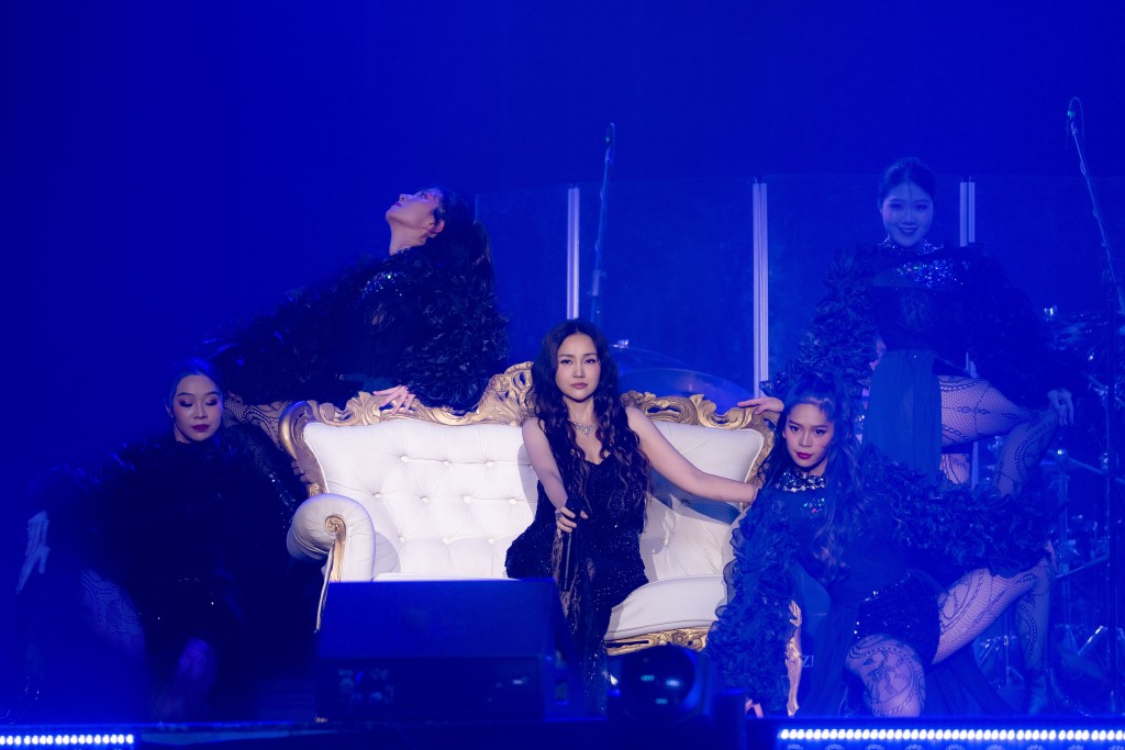 Kay一開場即以搖滾Medley掀起高潮,瞬間引爆現場氣氛。 Kay一開場即以搖滾Medley掀起高潮,瞬間引爆現場氣氛。