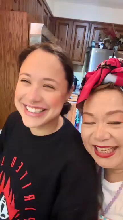 杜麗莎與女兒在家中合照，笑容燦爛。