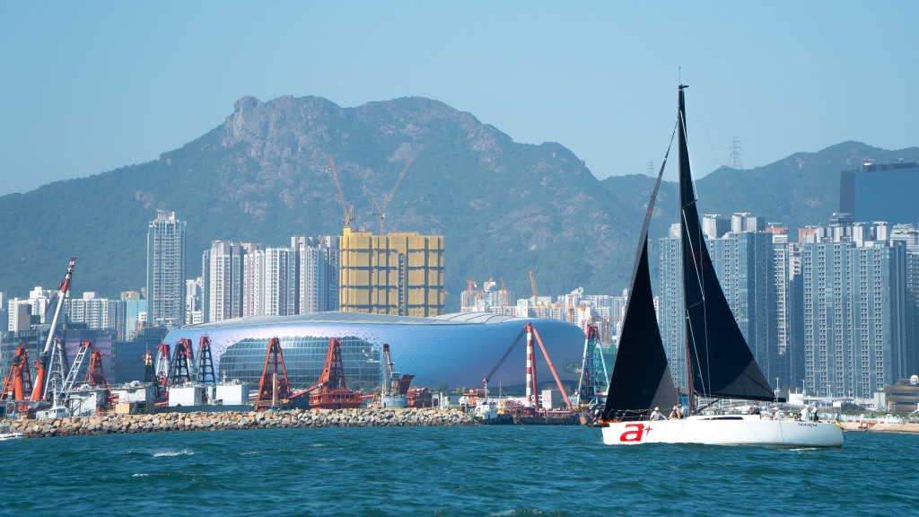 香港遊艇會今日(16日)於維港上演「世界航商大會母校盃帆船賽」(下稱母校盃),賽事錄得46艘船隊伍參賽,分別角逐「PHS」及「ATI組別」冠軍。 香港遊艇會今日(16日)於維港上演「世界航商大會母校盃帆船賽」(下稱母校盃),賽事錄得46艘船隊伍參賽,分別角逐「PHS」及「ATI組別」冠軍。