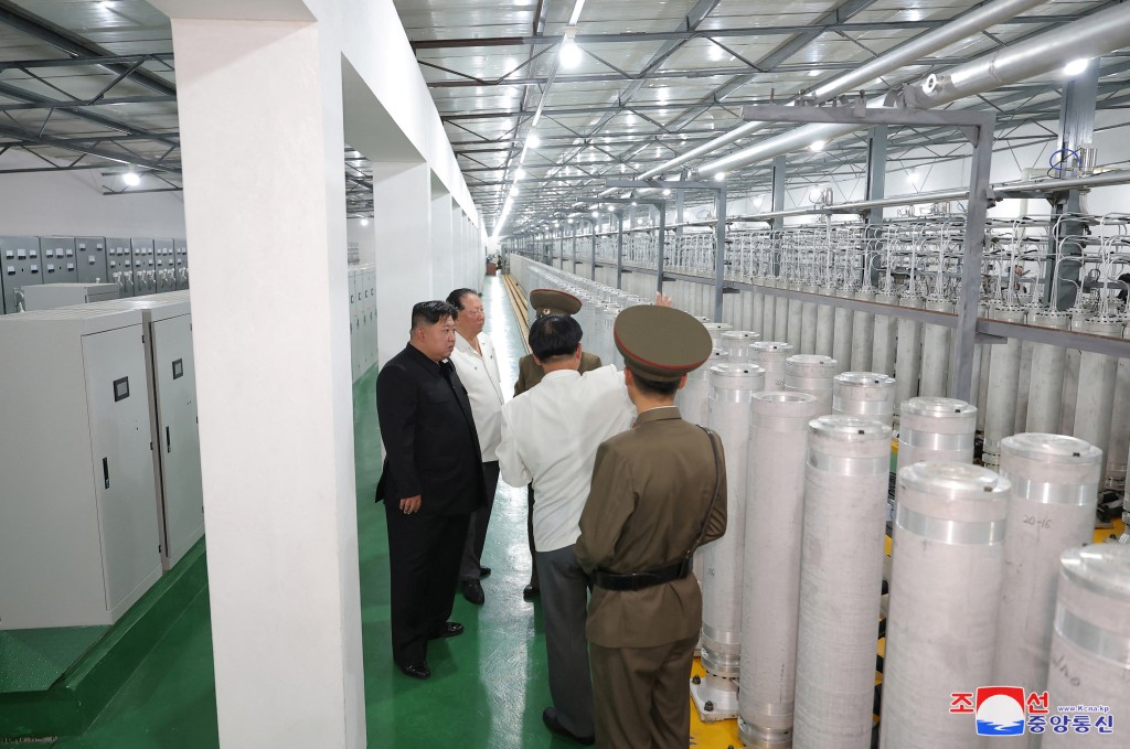 北韓首次公開鈾濃縮設施，金正恩親往視察。路透社