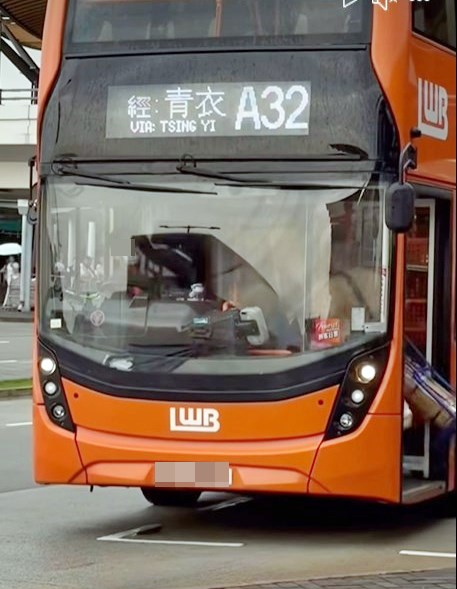 就是這麼一「隊」,嚇得車 長誇張地順勢向右旁縮一縮。fb「車cam L(香港群組)」截圖 就是這麼一「隊」,嚇得車 長誇張地順勢向右旁縮一縮。fb「車cam L(香港群組)」截圖