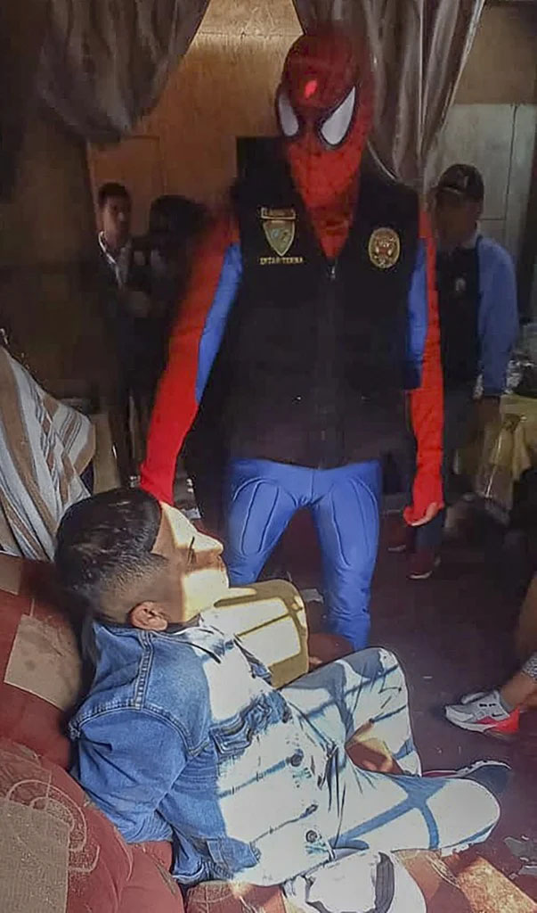 秘鲁特警扮蜘蛛侠采取一项特别行动，捣破贩毒集团。网图