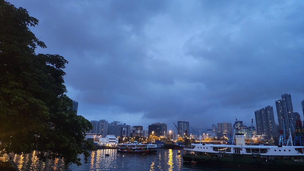 間中有狂風驟雨及雷暴，初時部分地區雨勢較大。