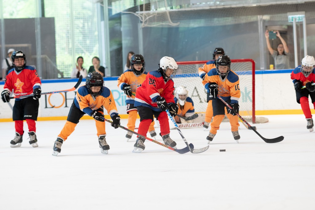   「港鐵將軍澳小學冰球計劃」的將軍澳小學冰球聯賽盃，共有6間區內小學參與。 公關圖片