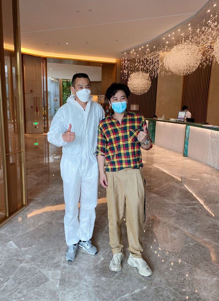 當時Eric還於酒店大堂跟檢疫人員合照。
