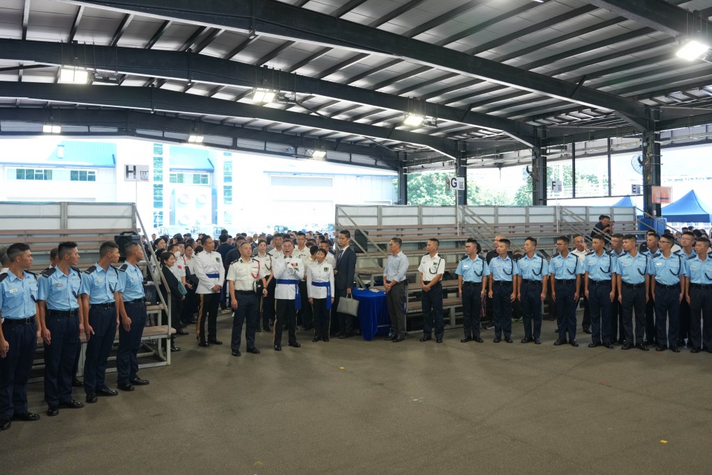 警務處處長周一鳴(前排左五)和警務處副處長(國家安全)簡啟恩(前排左六)出席香港警察學院結業會操後,與結業學員會面。 警務處處長周一鳴(前排左五)和警務處副處長(國家安全)簡啟恩(前排左六)出席香港警察學院結業會操後,與結業學員會面。