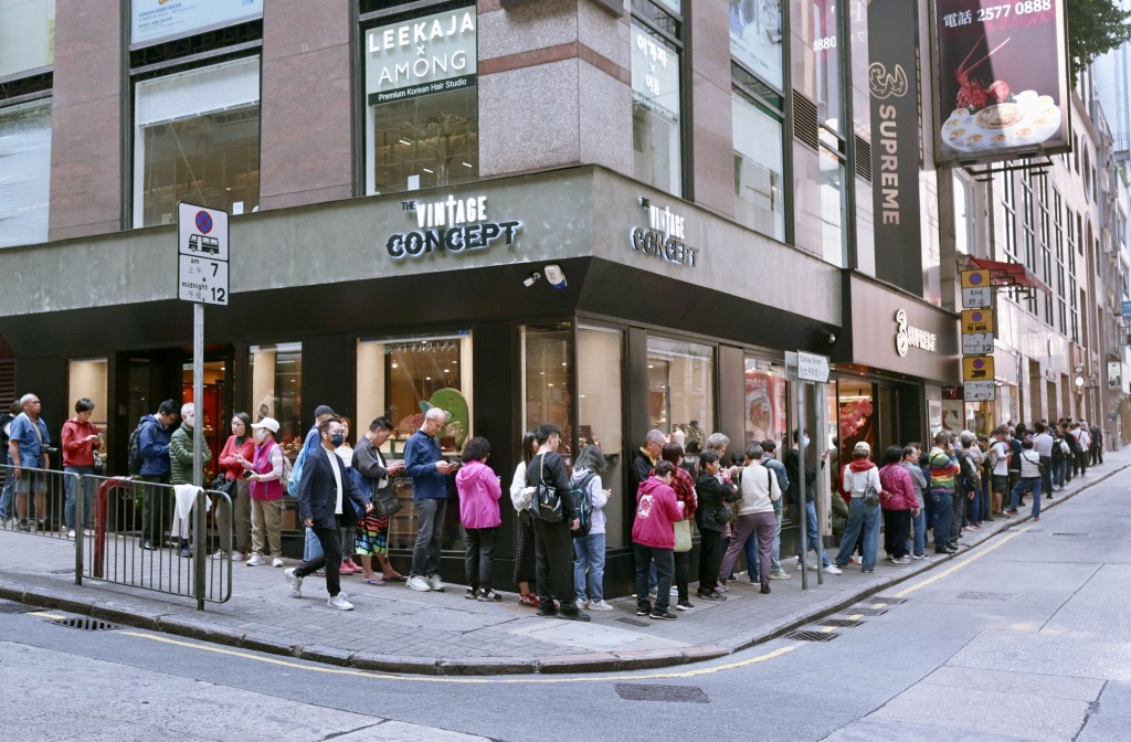 中環士丹利街投注站大排長龍。