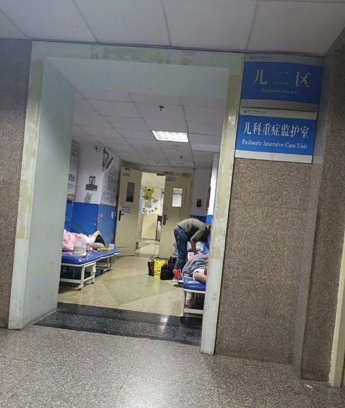 李女士10歲的女兒已在重症監護室（ICU）留醫5個院。 大風新聞