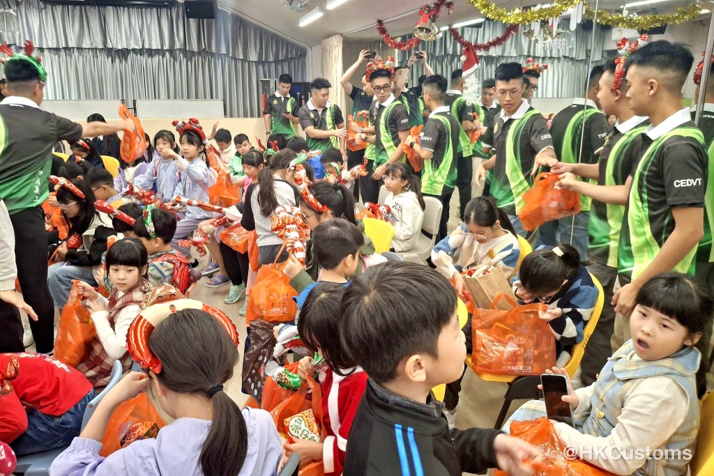 海關義工化身聖誕老人，向小朋友傳遞關愛