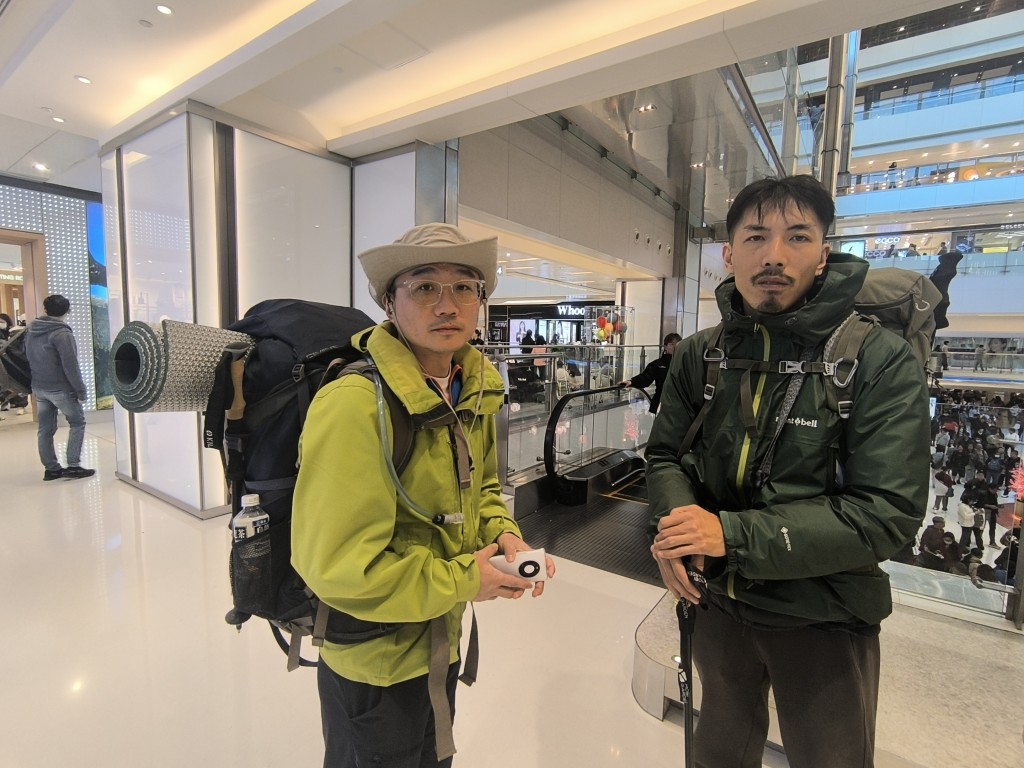 來港遠足和露營的深圳旅客王先生(右)及蕭先生(左)返回深圳前在沙田用膳。 黃少君攝