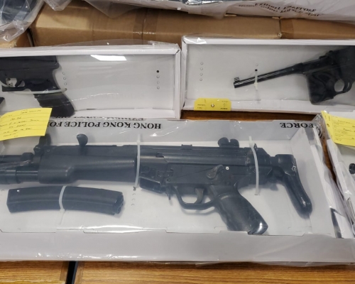警方檢獲14支懷疑氣槍。警方圖片
