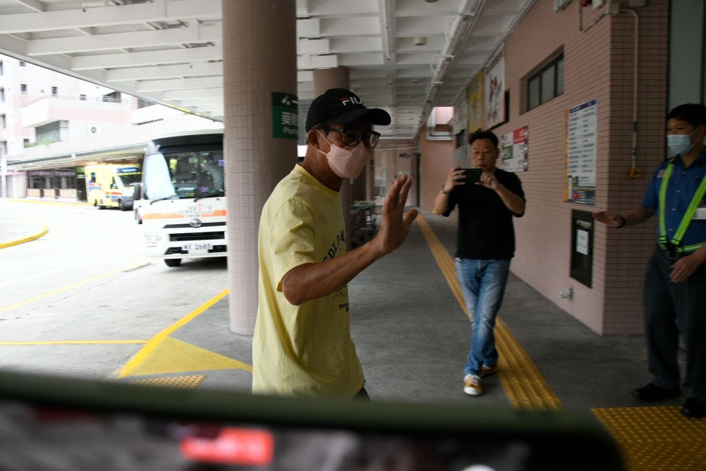 梅媽的長子梅啟明抵達醫院了解情況。 梅媽的長子梅啟明抵達醫院了解情況。